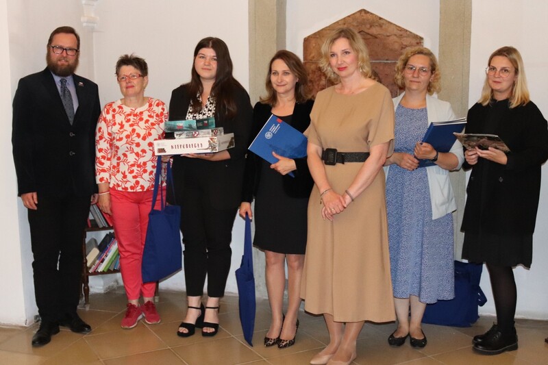 Laureatka I miejsca (szkoły ponadpodstawowe) wraz z opiekunem naukowym. Fot. Tomasz Cieślak