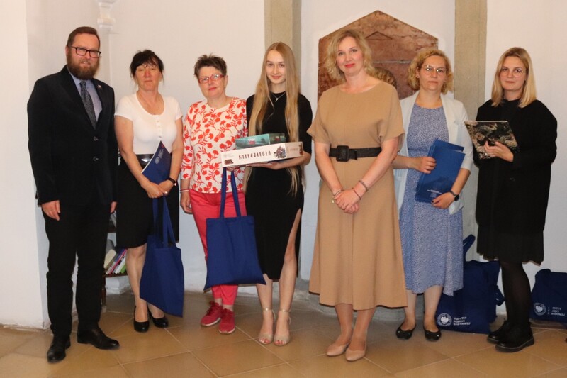 Laureatka II miejsca (szkoły ponadpodstawowe) wraz z opiekunem naukowym. Fot. Tomasz Cieślak