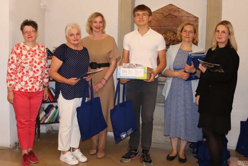 Laureat III miejsca (szkoły podstawowe) wraz z opiekunem naukowym. Fot. Tomasz Cieślak