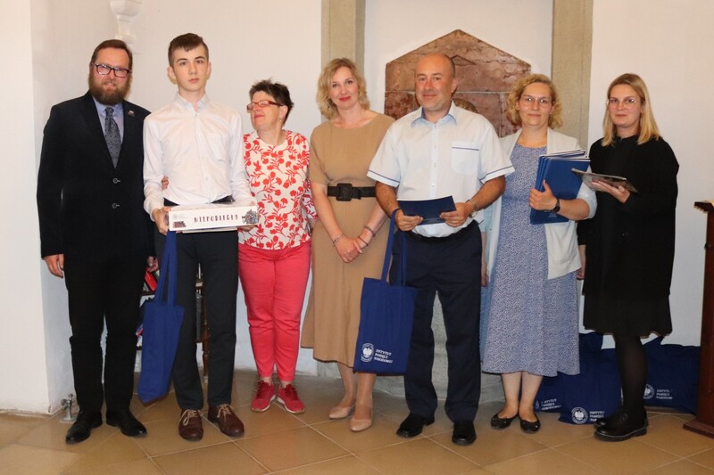 Laureat III miejsca (szkoły ponadpodstawowe) wraz z opiekunem naukowym. Fot. Tomasz Cieślak