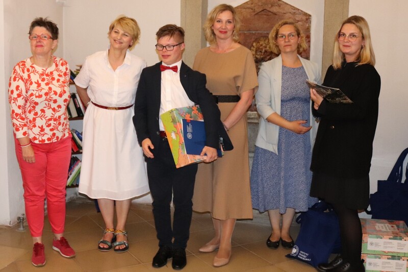 Wyróżniony uczeń wraz z opiekunem naukowym. Fot. Tomasz Cieślak