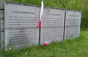 KL Mauthausen, mur upamietniający Spadochroniarzy