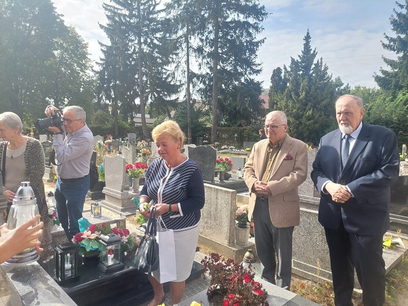 Rodzina Włodzimierza Plencnera przy jego grobie