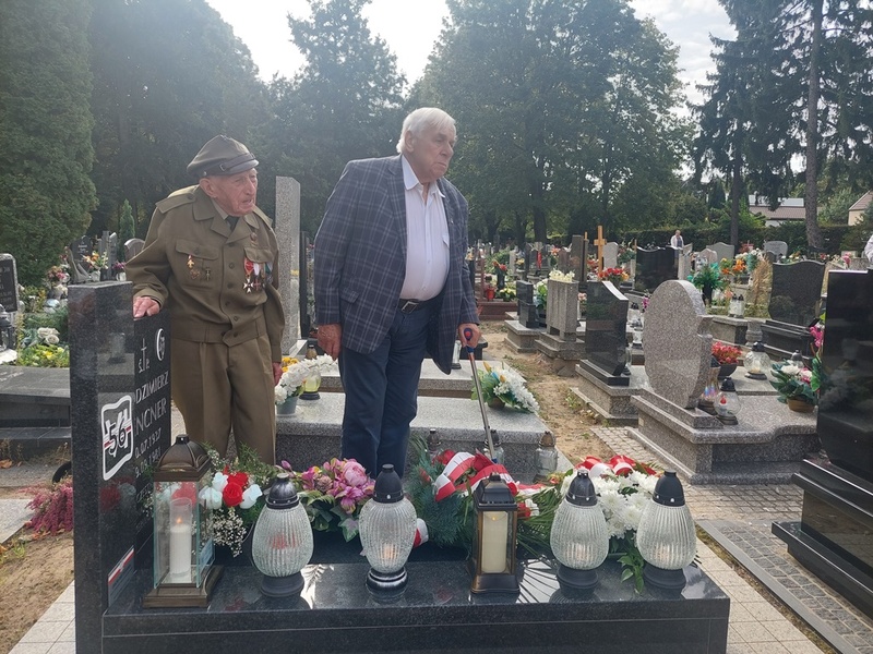 Zenon Wechmann i Zbigniew Krysztofiak przy grobie Włodzimierza Plencnera