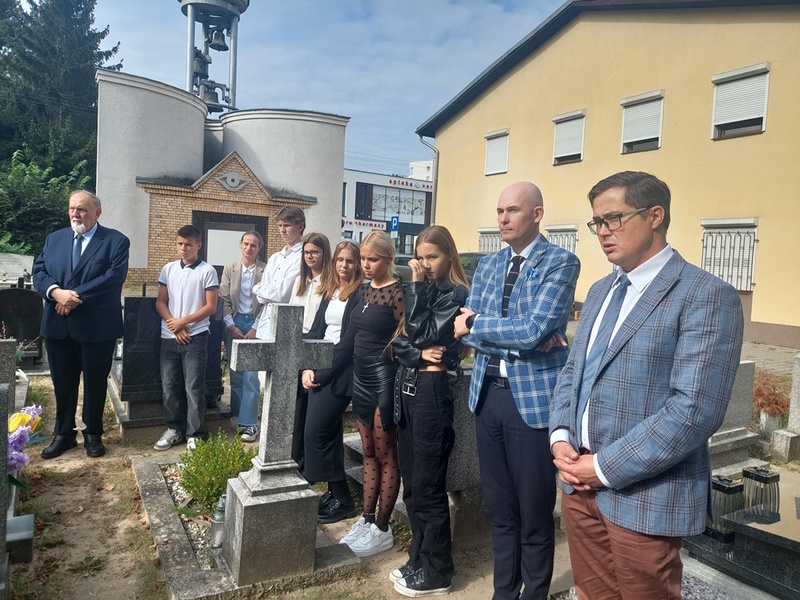 Złożenie kwiatów na grobie Włodzimierza Plencnera