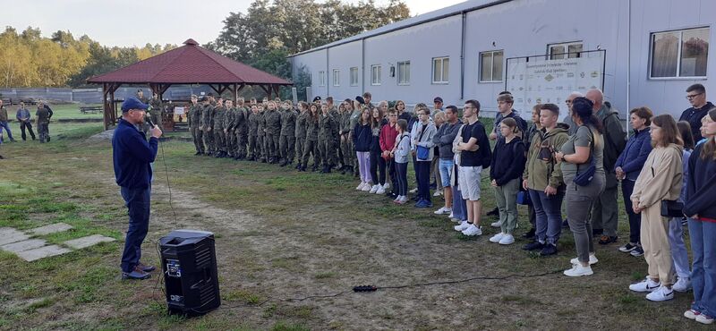 Spotkanie uczestników sejmiku szkół działających pod patronatem Stowarzyszenia Ułana karpackiego na strzelnicy w Gubinie. Fot. Piotr Orzechowski