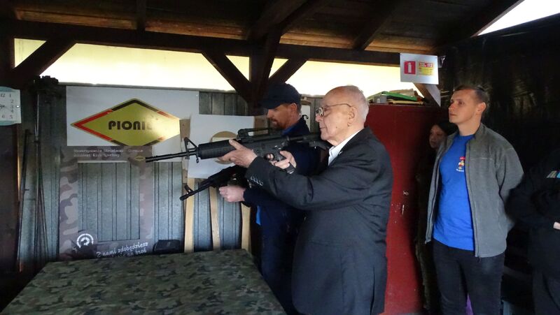 Kpt. Władysław Dąbrowski na strzelnicy w Gubinie. Fot. Kazimierz Dymanus