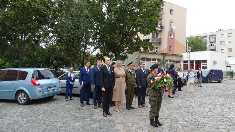 Delegacja IPN Oddział w Poznaniu podczas składania kwiatów pod tablicą poświęconą 5 Kresowej Dywizji Piechoty. Fot. Kazimierz Dymanus