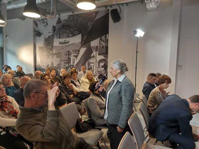 Dyskusja podczas konferencji. Głos zabiera Maria Wielebska córka ofiary zbrodni niemieckiej