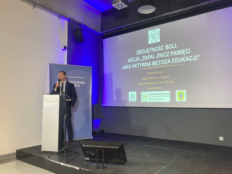 „Zapal znicz pamięci” jako aktywna metoda edukacji – wykład dyrektora ZS nr 8 w Poznaniu i wieloletniego, aktywnego uczestnika akcji, Tomasza Woźniaka