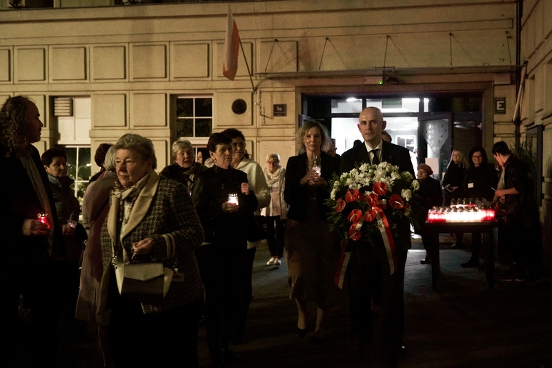 Złożenie kwiatów i zniczy pod tablicą upamiętniającą ofiary Gestapo, którego urząd podczas wojny mieścił się w budynku Teatru