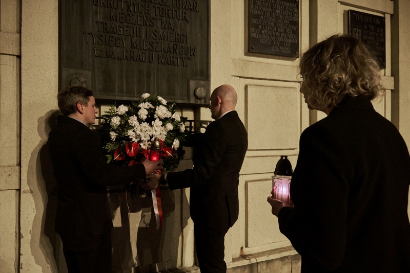 Złożenie kwiatów i zniczy pod tablicą upamiętniającą ofiary Gestapo, którego urząd podczas wojny mieścił się w budynku Teatru