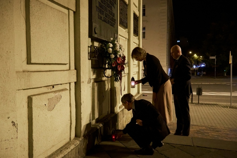 Złożenie kwiatów i zniczy pod tablicą upamiętniającą ofiary Gestapo, którego urząd podczas wojny mieścił się w budynku Teatru