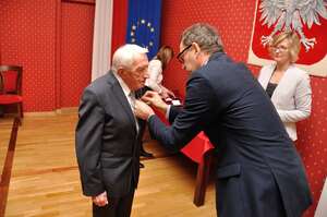 Zenon Wechmann odznaczany Krzyżem Wolności i Solidarności