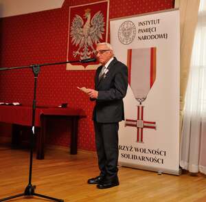 Zenon Wechmann podczas uroczystości wręczania Krzyża Wolności i Solidarności