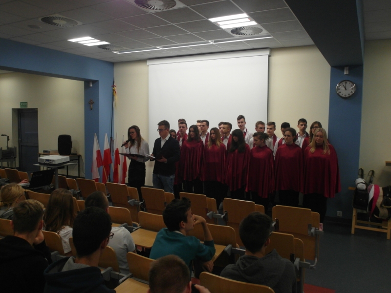 Pieśni patriotyczne w ykonaniiu chóru szkolnego i Lucyny Knop. Fot. Z. Kościański