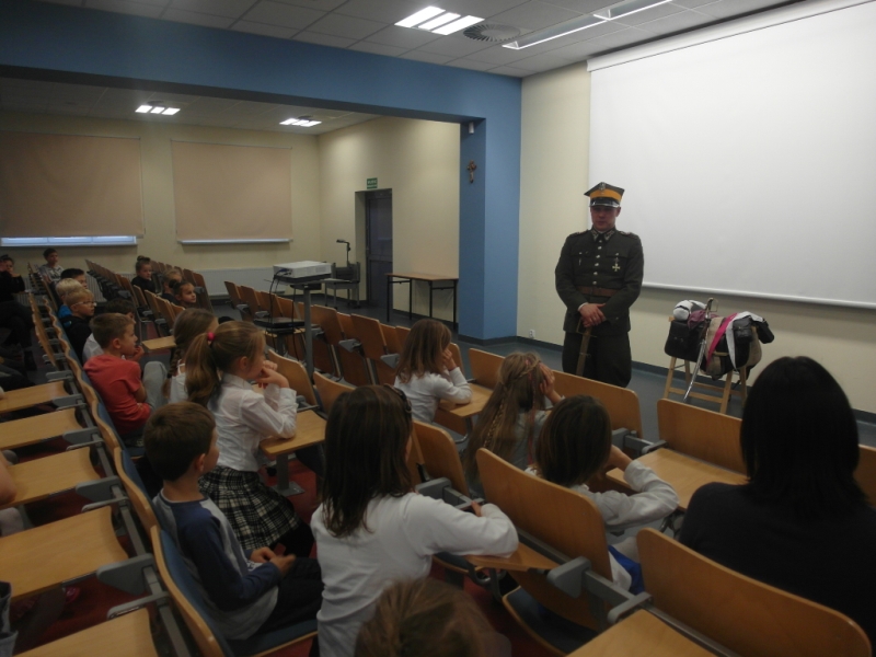 Pogadanka dla uczniów I Akademickiej Szkoły Podstawowej Fot. Z. Kościański