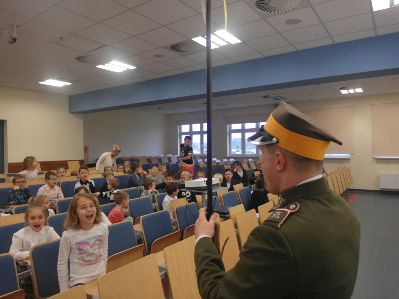 Pogadanka dla uczniów I Akademickiej Szkoły Podstawowej Fot. Z. Kościański