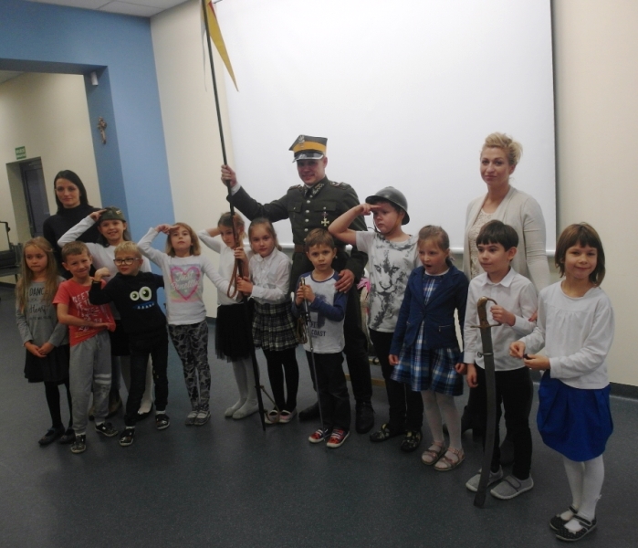 Pogadanka dla uczniów I Akademickiej Szkoły Podstawowej Fot. Z. Kościański