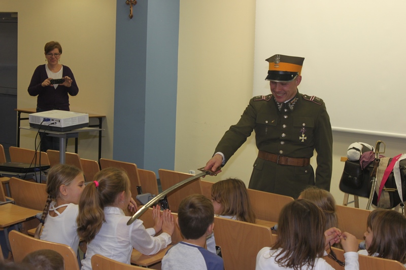 Pogadanka dla uczniów I Akademickiej Szkoły Podstawowej Fot. Z. Kościański