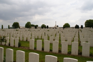 Największy na świecie cmentarz Komisji – Tyne Cot w Belgii (prawie 12 tys. pochowanych)