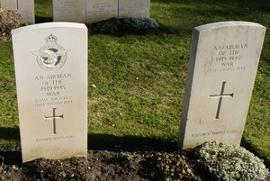 Standardowe oznaczenie grobów nieznanych poległych lotników z II wojny światowej (cmentarz w Poznaniu)
