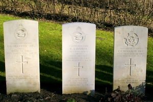 Fragment kwatery z prochami rozstrzelanych uczestników Wielkiej Ucieczki, wśród nich grób R.J. Bushella – lidera grupy (cmentarz w Poznaniu)