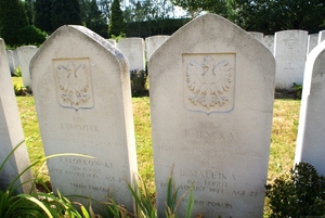 Groby polskie na cmentarzu CWGC w Krakowie
