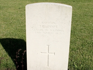 Grób kpt. J.R. Pope z Ligi Narodów na cmentarzu CWGC w Malborku