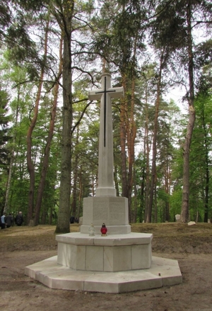 Krzyż Ofiarności przy kwaterze upamiętniająca 39 jeńców pochowanych w nieznanych miejscach cmentarza w Markajmach