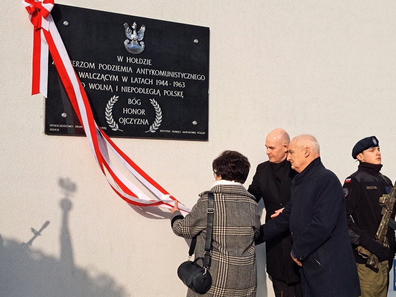 Uroczystość odsłonięcia tablicy upamiętniającej żołnierzy podziemia antykomunistycznego – Nowy Tomyśl, 1 marca 2024